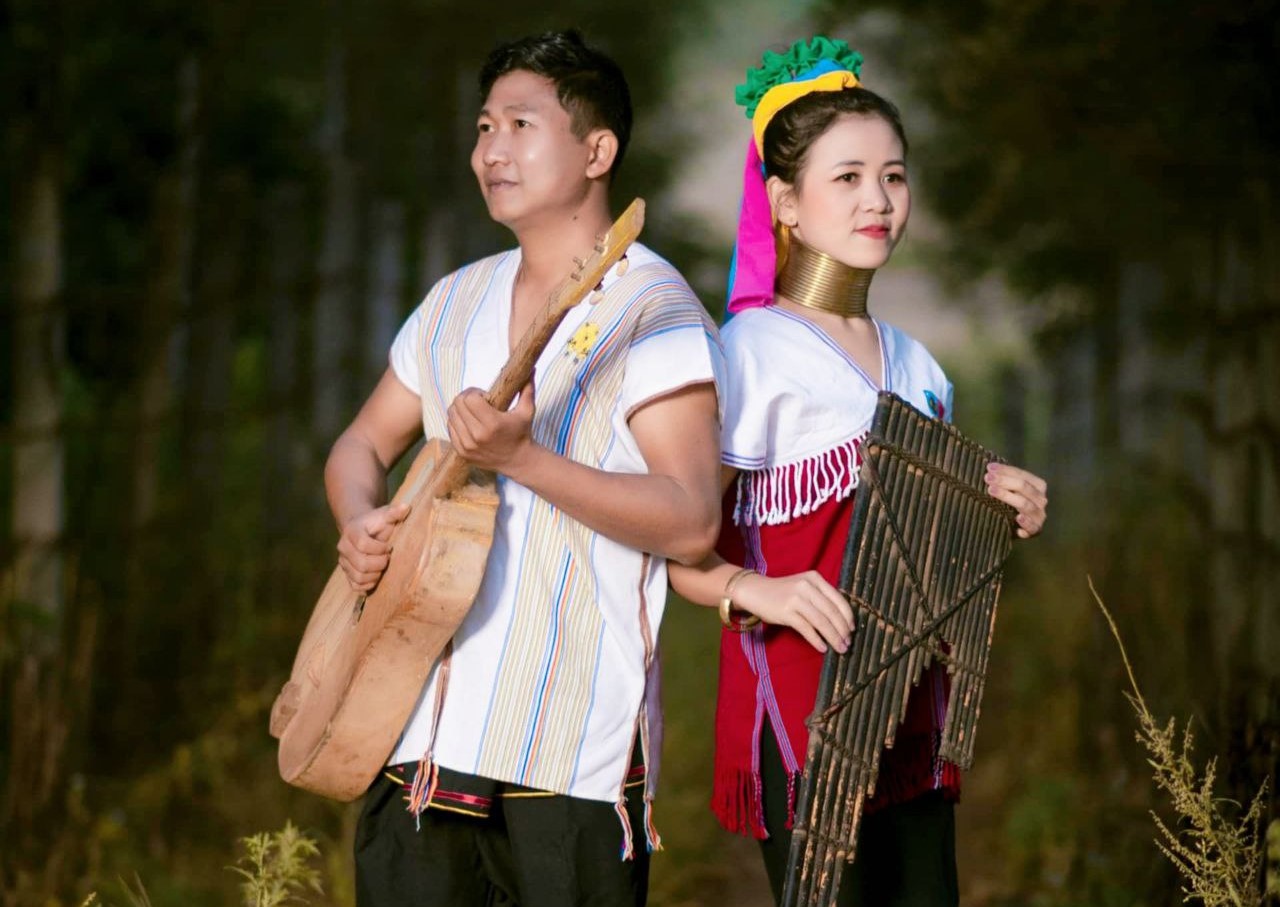 လူငယ်စုံတွဲ၏ ကြည်နူးဖွယ်အခိုက်အတန့်